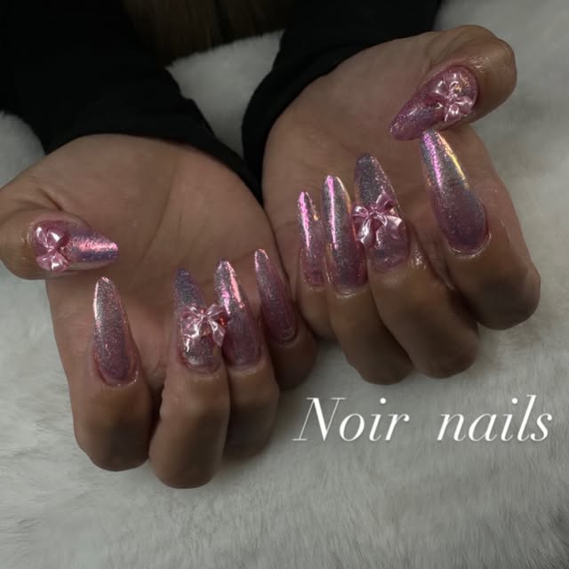 パープルのきらめきと立体リボンネイル