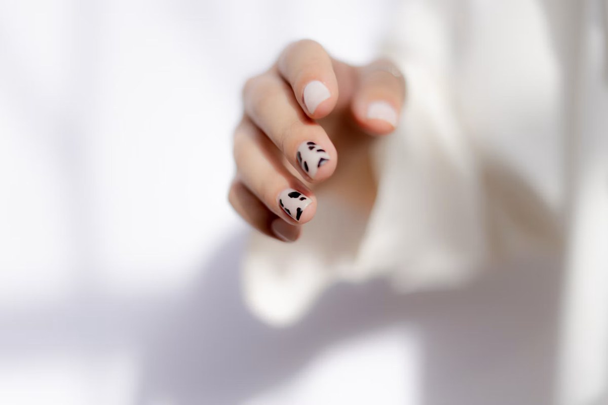 ヌーディーな小花アクセント