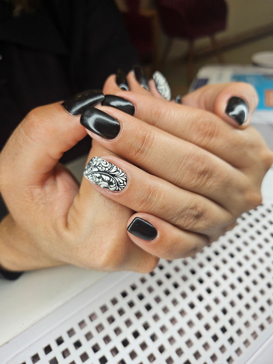 ブラックとシルバーのアクセントアート