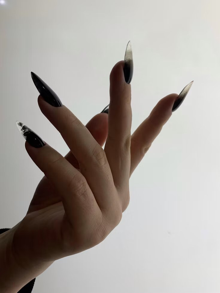 ブラックシルバーのロングネイル